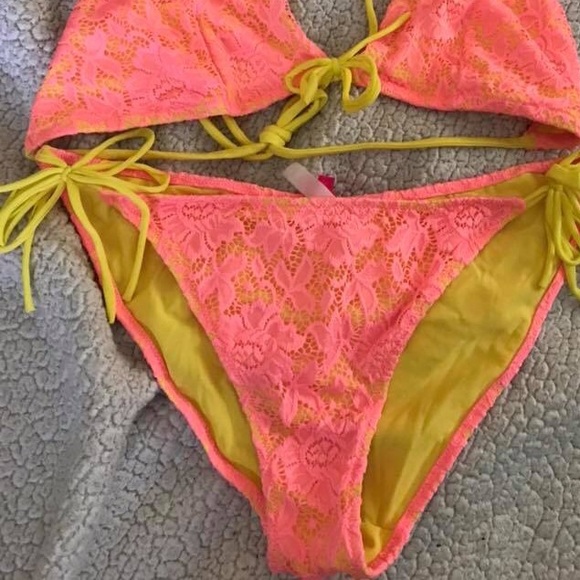 Bikini - Picture 2 of 2